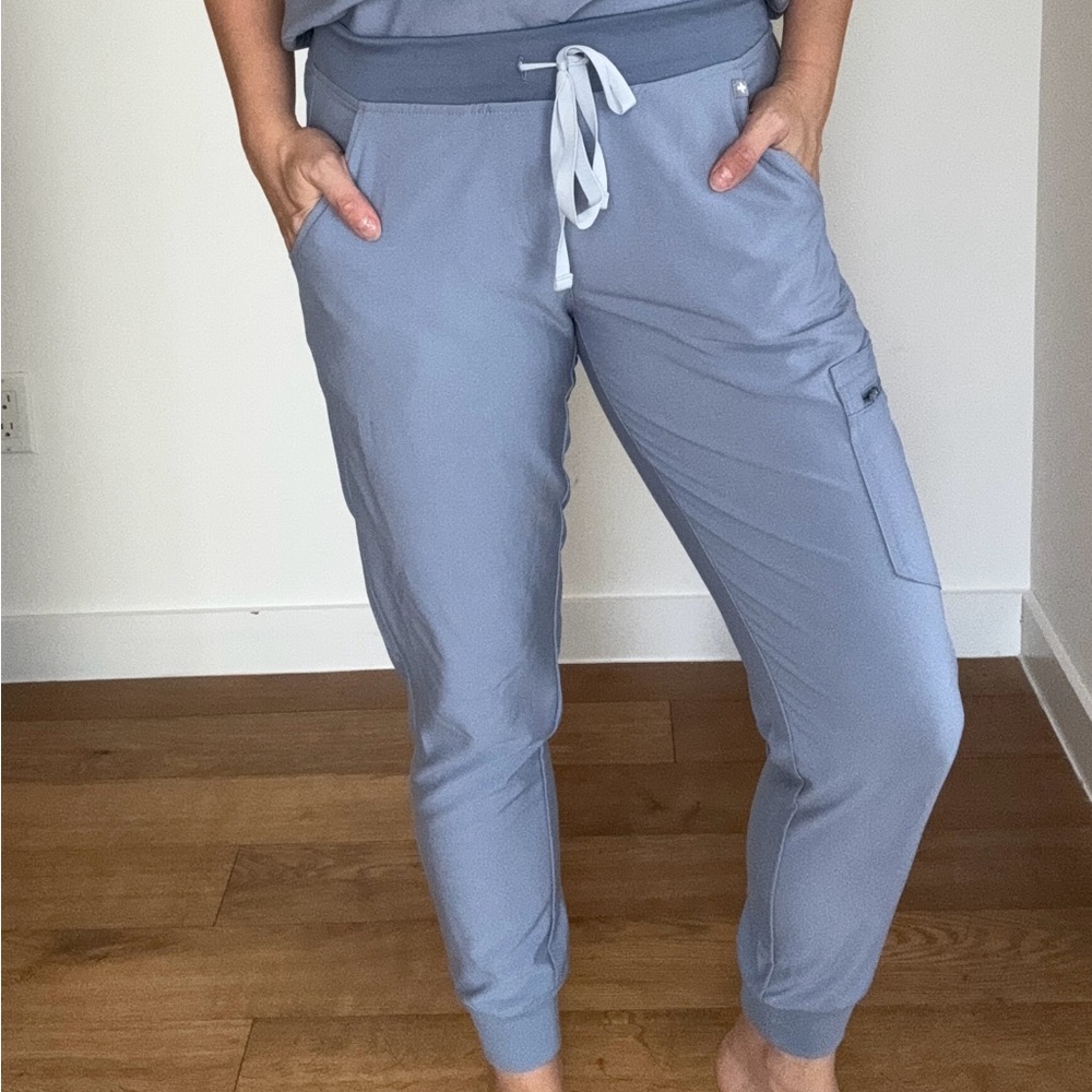 FIGS Zamora scrub pant in Blue Space Dye M